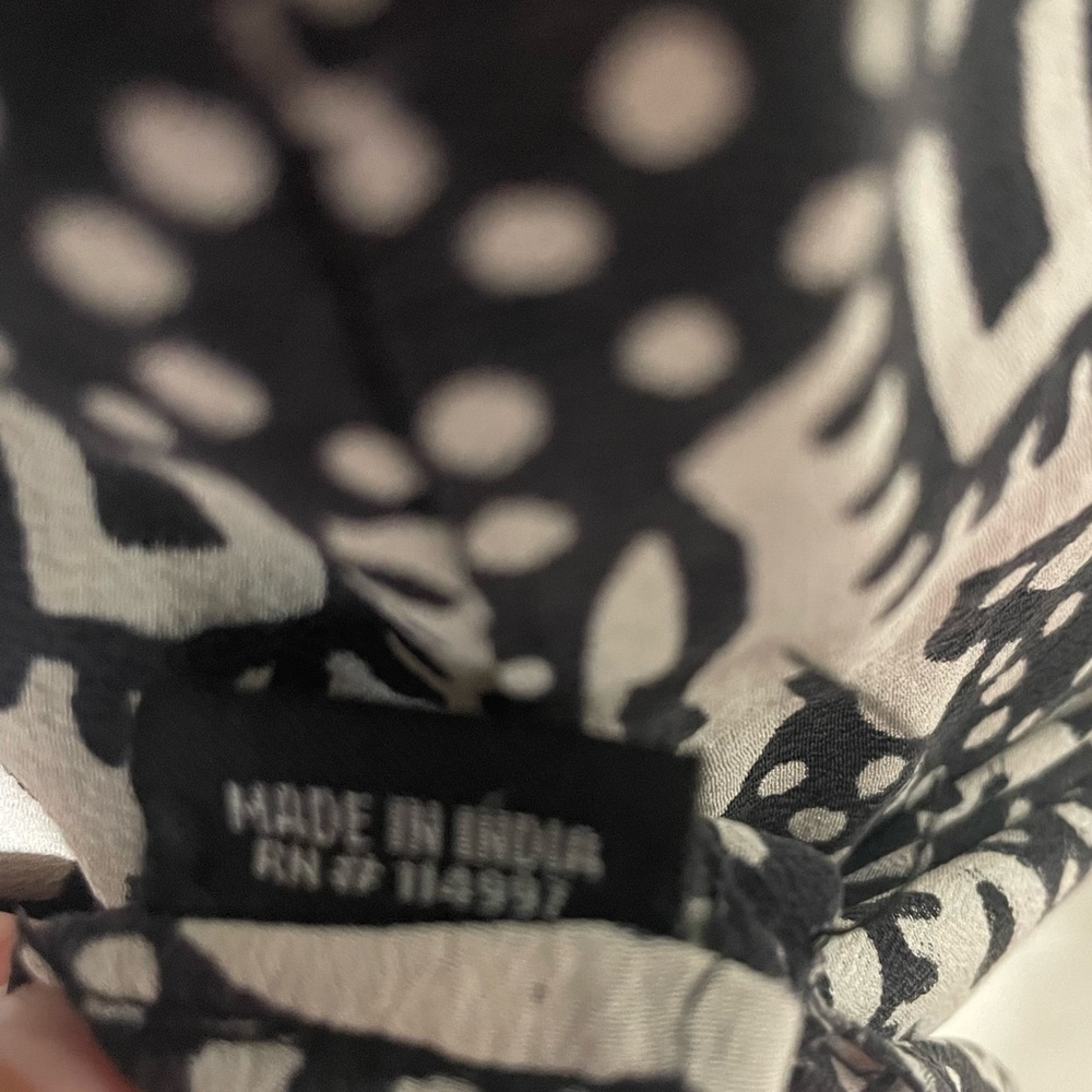 Tolani Black and White 3/4 Sleeve Dolman V-Neck Top - Picture 10 of 10